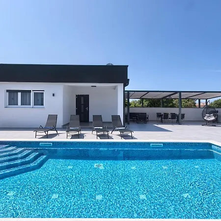 Va.lunga With Pool And Wirpool *