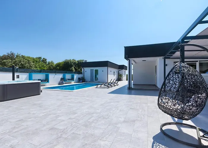 Va.lunga With Pool And Wirpool Πούλα