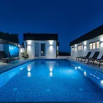Va.lunga With Pool And Wirpool *