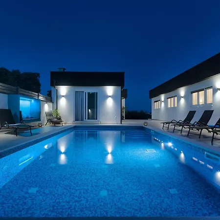 Va.lunga With Pool And Wirpool *