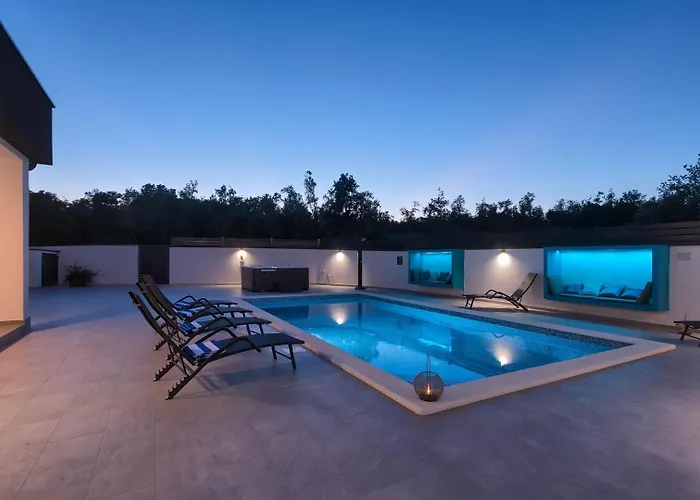 Va.lunga With Pool And Wirpool פולה